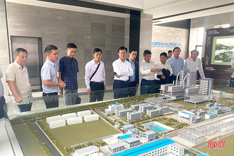 Phó Chủ tịch UBND tỉnh Trần Báu Hà cùng đoàn tham quan mô hình tổng quan công ty. 985b053d20e086bedff1 (1).jpg