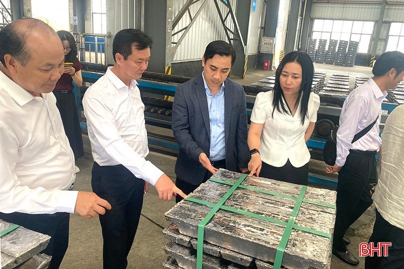 Đoàn tham quan quy trình xử lý chất thải của công ty. 24a17caf5f72f92ca063.jpg