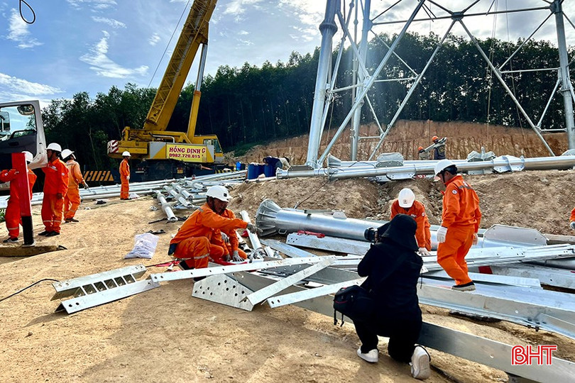 Chị Thảo tác nghiệp tại hiện trường. bqbht_br_z6722097756971-b8a16235df6b828a3ef15912eb8f1c00.jpg