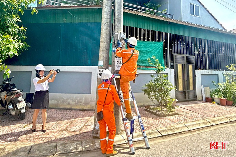 Mỗi câu chuyện, khoảnh khắc chị ghi lại đều là lát cắt chân thực về sự nhọc nhằn của người công nhân ngành điện, được chị chắt lọc, xâu chuỗi thành những câu chuyện đầy cảm xúc bqbht_br_z6722101295947-d19dce9a61f3ecbce7d85241201998f8.jpg