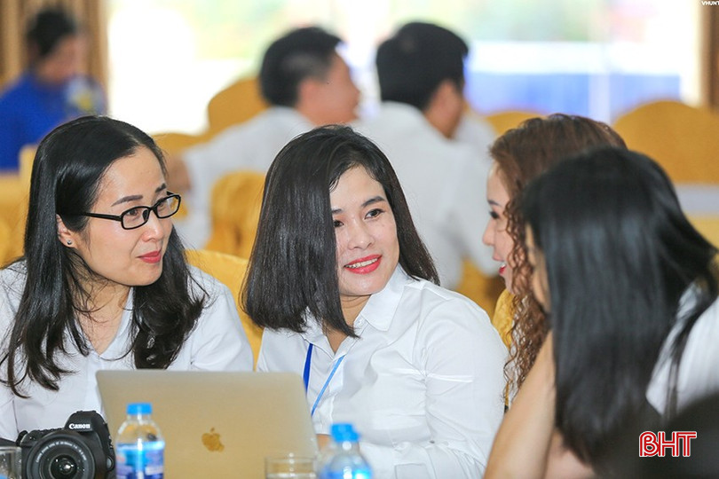 Chị Thảo cùng đồng nghiệp trao đổi công tác chuyên môn. bqbht_br_z6722108396337-50d3fafc6f81a23602490ca545466dfa.jpg