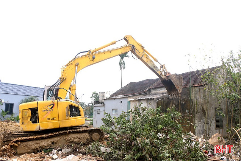 Phường Hà Huy Tập huy động máy móc GPMB dự án đường Lê Duẩn kéo dài đoạn từ đường Nguyễn Xí đến QL 1. bqbht_br_img-2013.jpg
