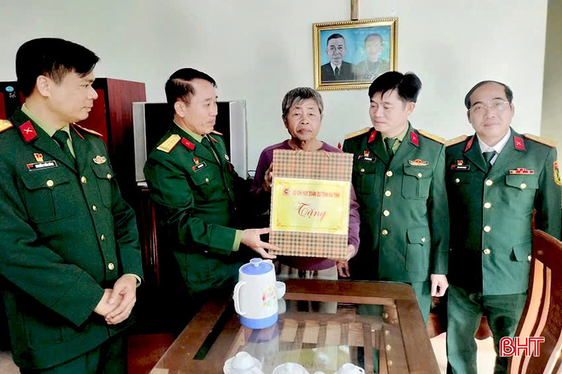 Đoàn công tác Bộ CHQS tỉnh tặng quà cho ông Phạm Văn Sự (SN 1956), thương binh 3/4 tại tổ dân phố 7, thị trấn Hương Khê. bqbht_br_z6144832944322-23de8a8a39d02644184d2356beda2fcc.jpg