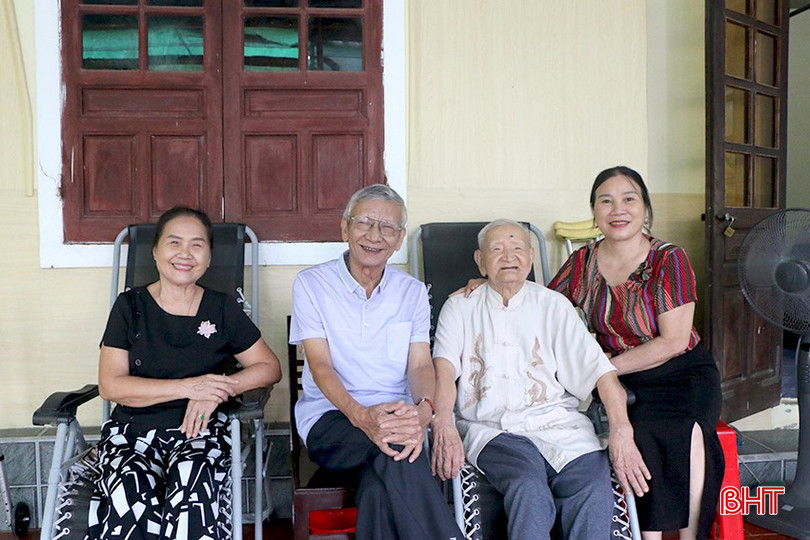 Cụ Hoan bên vợ chồng người con trai cả và Bí thư Chi bộ tổ dân phố Linh Tiến. bqbht_br_a1.jpg