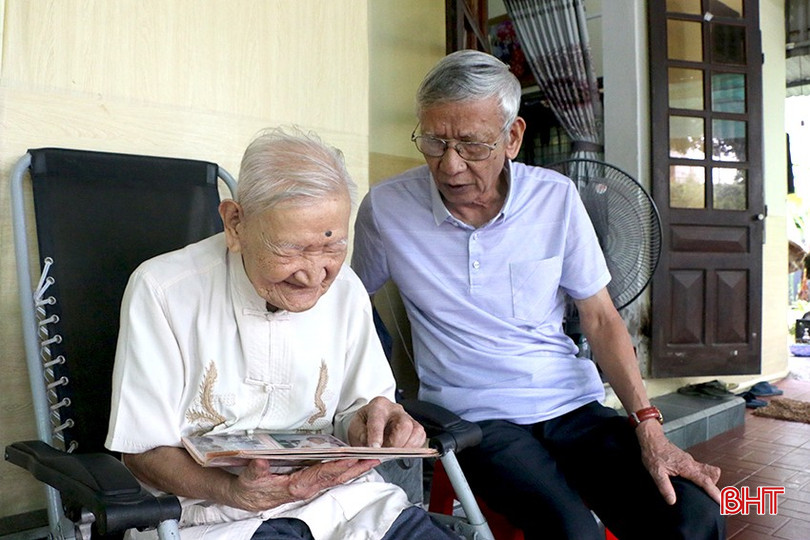 Dù mắt đã mờ, tai không còn nghe rõ nhưng cụ Nguyễn Phi Hoan vẫn nhớ tường tận những năm tháng cùng các lực lượng xuống đường biểu tình, nổi dậy giành chính quyền thị xã Hà Tĩnh năm 1945. bqbht_br_a2.jpg
