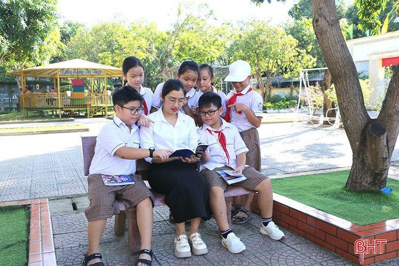 Guru dan pelajar Sekolah Rendah Tran Phu menikmati buku komik. bqbht_br_dien-luc-8.jpg