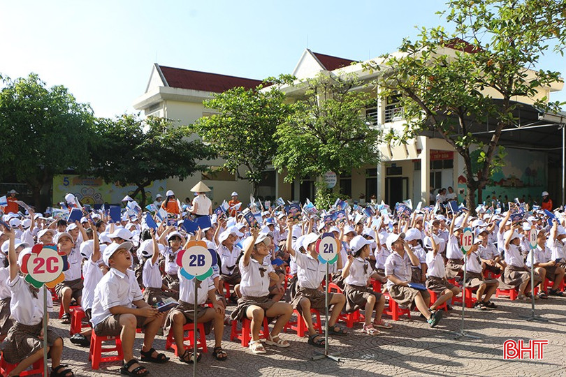 Pelajar teruja menerima buku bqbht_br_dien-tp2.jpg
