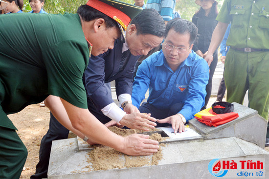 truy dieu an tang 19 hai cot liet sy quan tinh nguyen chuyen gia viet nam hy sinh tai lao