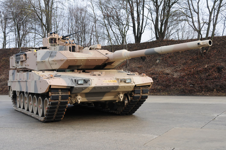 chiem nguong suc manh xe tang bao sa mac leopard 2a7