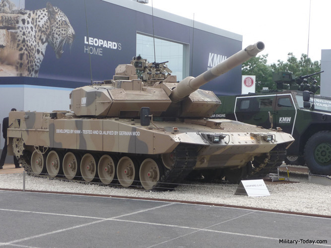 chiem nguong suc manh xe tang bao sa mac leopard 2a7