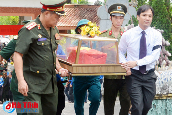 truy dieu an tang 19 hai cot liet sy quan tinh nguyen chuyen gia viet nam hy sinh tai lao