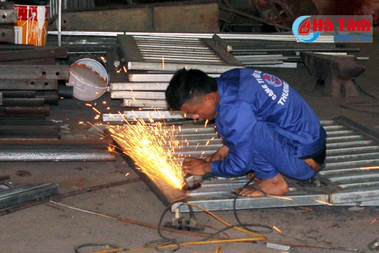 Tình trạng lao động không có bảo hộ còn diễn ra phổ biến (tại Nhà máy sản xuất kết cấu thép Thương Phú). dam bao quyen loi nguoi lao dong can su vao cuoc quyet liet