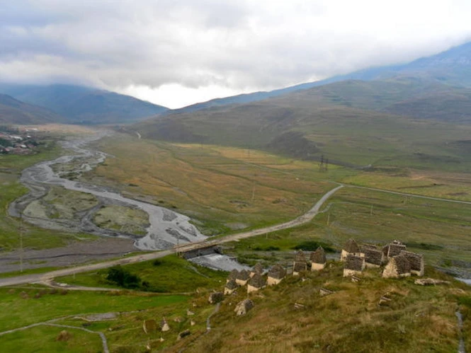 Phía xa là dòng sông Fiagdon chảy uốn lượn - Ảnh: whenonearth kham pha dargavs ngoi lang ma bi an o nga