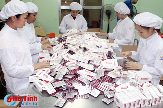 Công ty CP Dược Hà Tĩnh là một trong số ít doanh nghiệp trên địa bàn thực hiện tốt việc đóng nộp bảo hiểm cho người lao động. dam bao quyen loi nguoi lao dong can su vao cuoc quyet liet