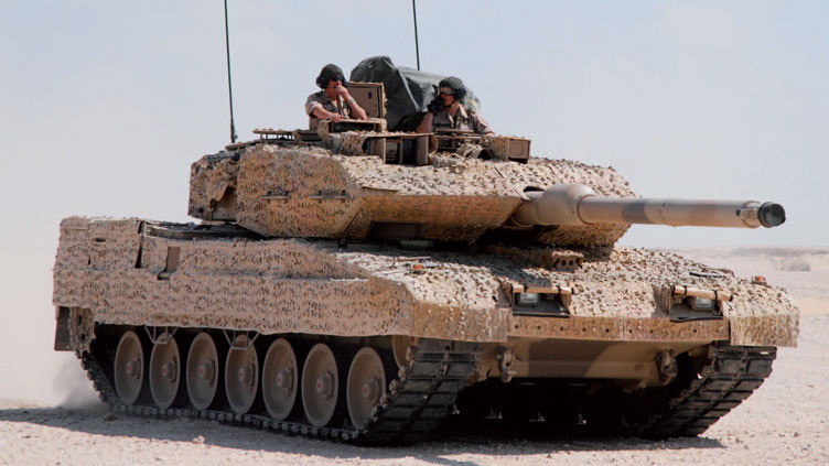 chiem nguong suc manh xe tang bao sa mac leopard 2a7