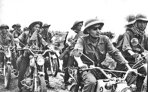 Đặc phái viên Việt Nam Thông tấn xã Trần Mai Hạnh (đeo kính) cùng các đồng nghiệp TTXGP trước cửa ngõ Sài Gòn sáng sớm 30/4/1975 gap lai nguoi tuong thuat chien thang 30 4 o sai gon