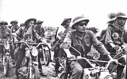 Đặc phái viên Việt Nam Thông tấn xã Trần Mai Hạnh (đeo kính) cùng các đồng nghiệp TTXGP trước cửa ngõ Sài Gòn sáng sớm 30/4/1975 gap lai nguoi tuong thuat chien thang 30 4 o sai gon