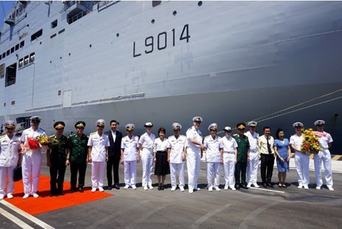 can canh tau san bay truc thang hai quan phap toi tham cam ranh