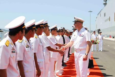 can canh tau san bay truc thang hai quan phap toi tham cam ranh