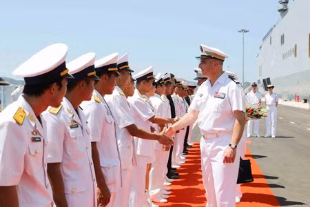 can canh tau san bay truc thang hai quan phap toi tham cam ranh