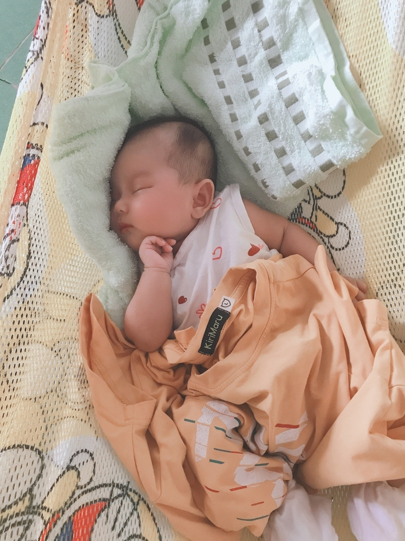 Muôn kiểu biểu cảm khi bé ngủ