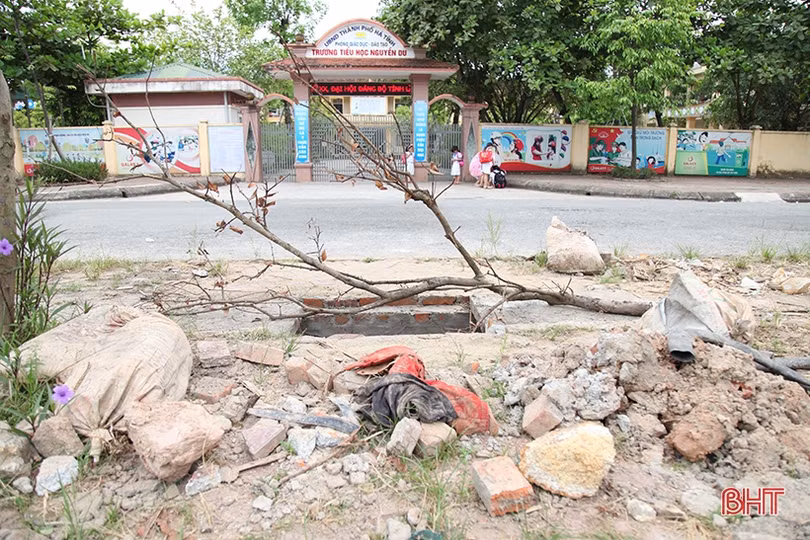 Hố ga, miệng cống thiếu nắp “bẫy” người đi đường Hà Tĩnh