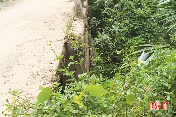 2 cây cầu trên huyện lộ 81 ở Vũ Quang “rệu rã”, người qua đường bất an