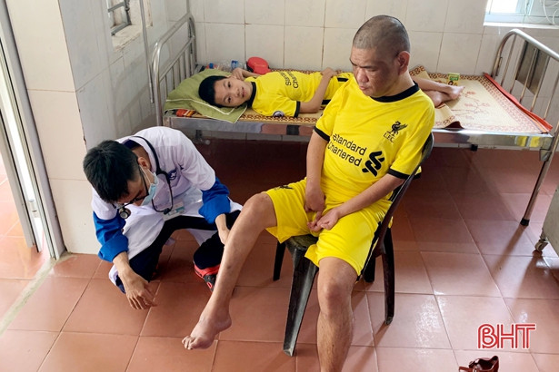 Khám, cấp thuốc miễn phí cho trẻ em Làng trẻ mồ côi Hà Tĩnh