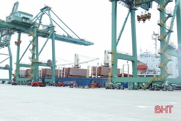Liên tục đón - tiễn tàu lớn, hàng hóa qua 2 cảng biển của Hà Tĩnh tăng trở lại