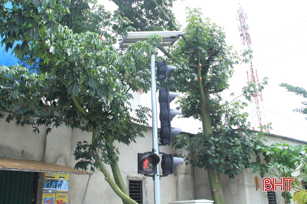 Đèn tín hiệu ở ngã tư lên chùa Hương hồi phục sau phản ánh của Báo Hà Tĩnh