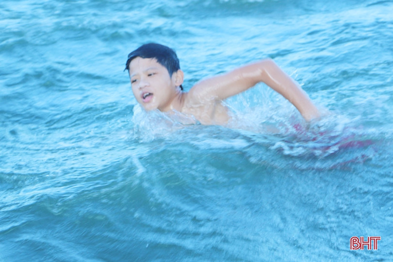 Liên tiếp xảy ra các vụ đuối nước, học sinh Hà Tĩnh vẫn thi nhau tắm kênh