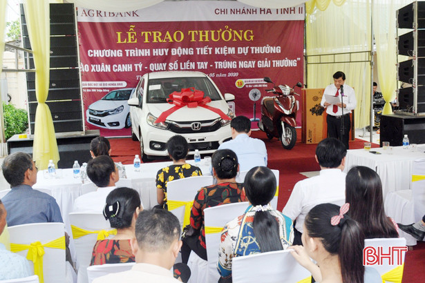 Gửi tiền tiết kiệm, 1 nông dân Hà Tĩnh trúng “xế hộp” Honda Brio