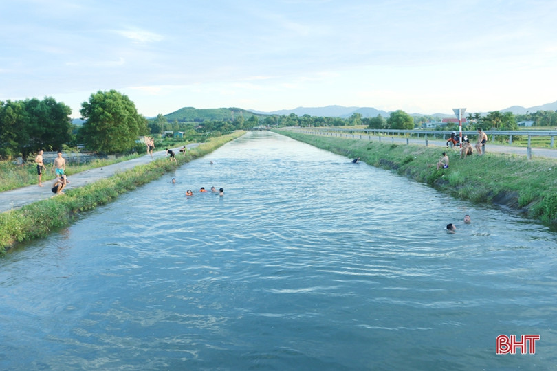 Liên tiếp xảy ra các vụ đuối nước, học sinh Hà Tĩnh vẫn thi nhau tắm kênh