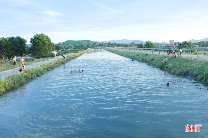 Liên tiếp xảy ra các vụ đuối nước, học sinh Hà Tĩnh vẫn thi nhau tắm kênh