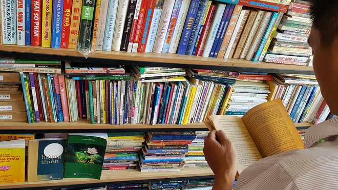 Sách cũ luôn nhuốm màu thời gian, giấy đen hoặc ố vàng. Ảnh: T.Đ.B. Phố có nhớ quán sách năm xưa?