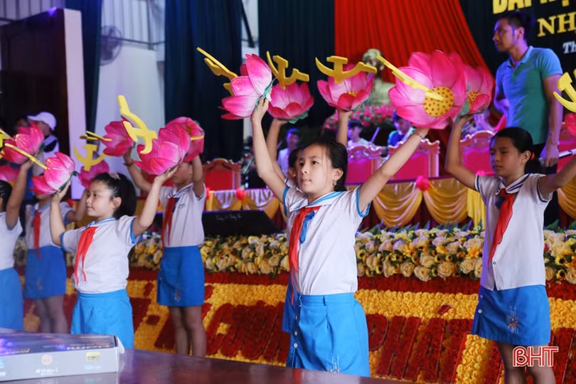 Rực rỡ cờ hoa, rộn ràng khí thế thi đua trước ngày đại hội điểm cấp huyện ở Hà Tĩnh