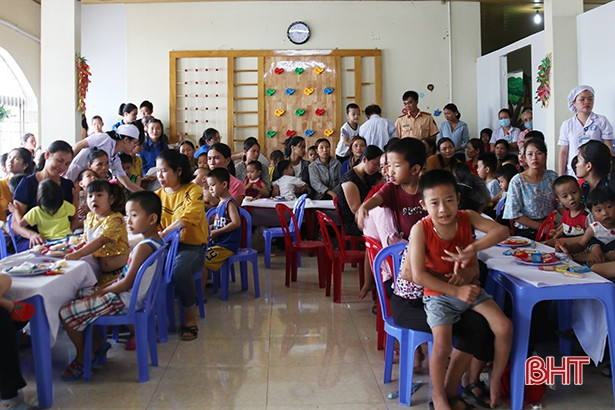 Tết thiếu nhi đến sớm với trẻ em kém may mắn ở Hà Tĩnh