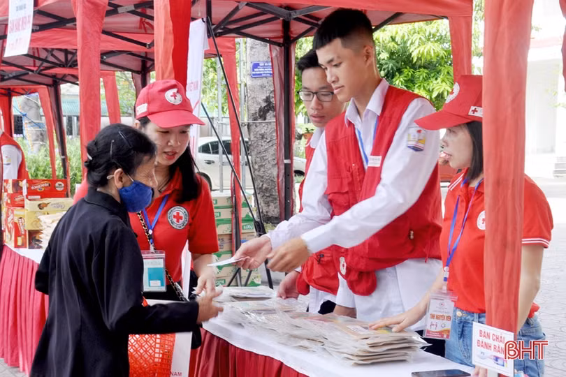 “Chợ nhân đạo” trao 125 suất quà cho người nghèo Thạch Hà