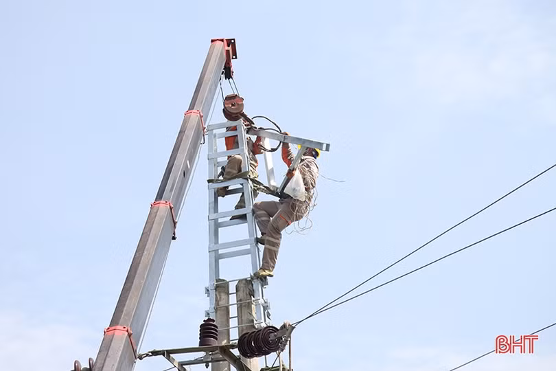 Điện lực Hà Tĩnh diễn tập “giải cứu” lưới điện bị thiên tai phá hỏng ở Nghi Xuân