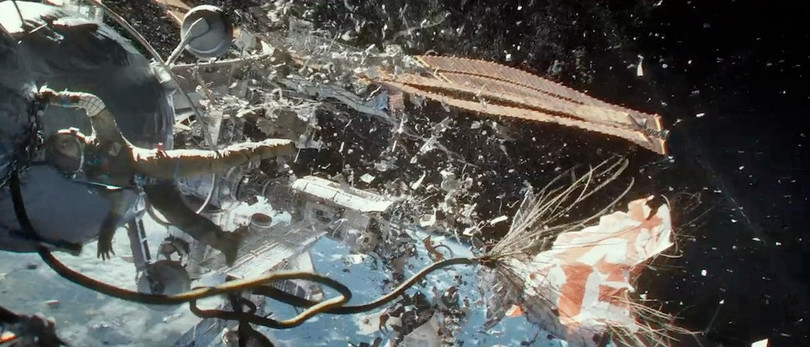 Trong bộ phim Gravity, hai phi hành gia đã suýt mất mạng khi rác vũ trụ va vào trạm không gian của họ. Ảnh chụp màn hình. Xung quanh Trái Đất toàn là rác