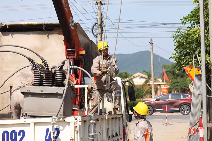 Điện lực Hà Tĩnh diễn tập “giải cứu” lưới điện bị thiên tai phá hỏng ở Nghi Xuân