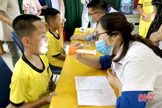 Khám, cấp thuốc miễn phí cho trẻ em Làng trẻ mồ côi Hà Tĩnh