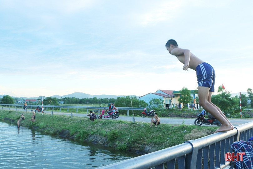 Liên tiếp xảy ra các vụ đuối nước, học sinh Hà Tĩnh vẫn thi nhau tắm kênh
