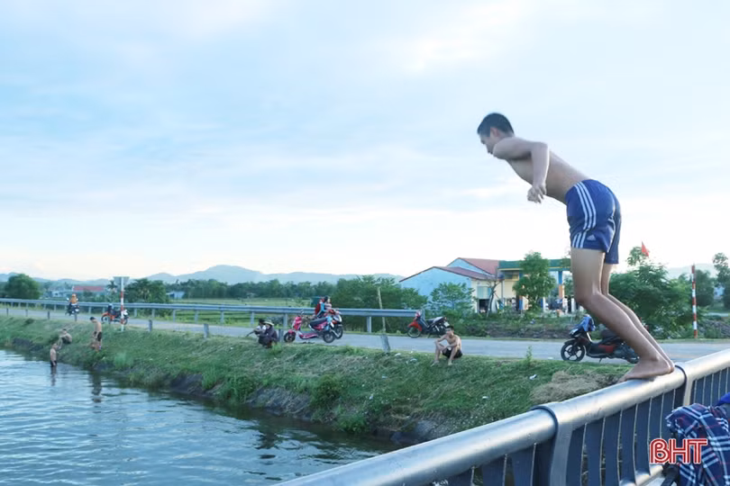 Liên tiếp xảy ra các vụ đuối nước, học sinh Hà Tĩnh vẫn thi nhau tắm kênh