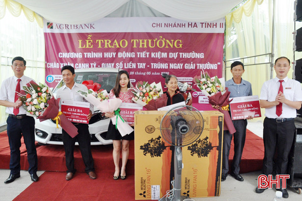 Gửi tiền tiết kiệm, 1 nông dân Hà Tĩnh trúng “xế hộp” Honda Brio