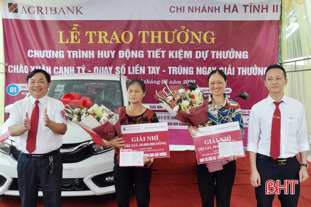 Gửi tiền tiết kiệm, 1 nông dân Hà Tĩnh trúng “xế hộp” Honda Brio