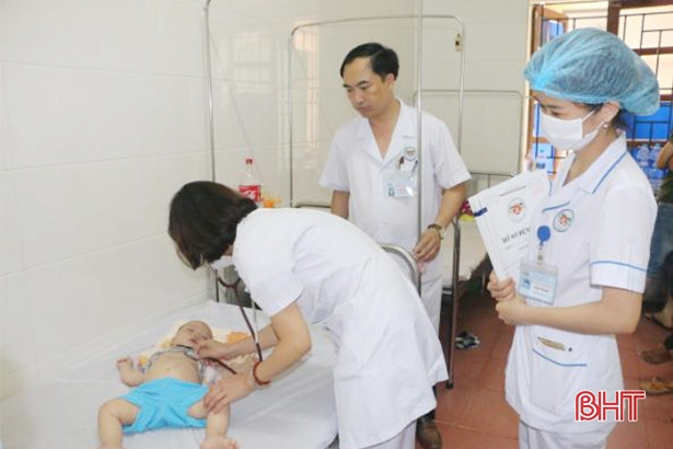 Bác sỹ Bệnh viện Nhi Trung ương điều trị cho bệnh nhân tuyến huyện Hà Tĩnh