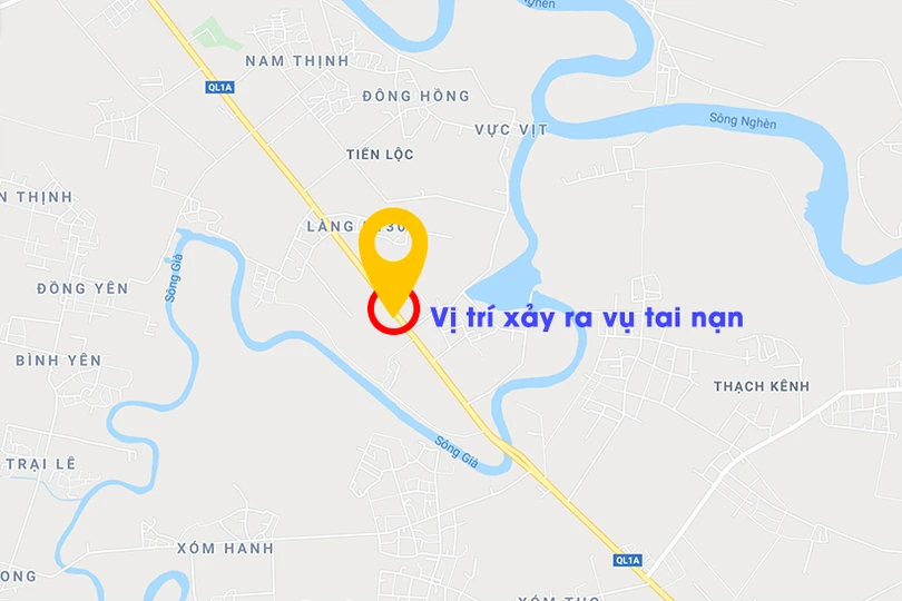 Va chạm với container, ô tô 4 chỗ đâm tung dải phân cách
