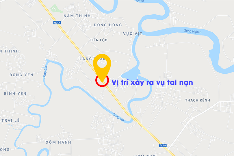 Va chạm với container, ô tô 4 chỗ đâm tung dải phân cách