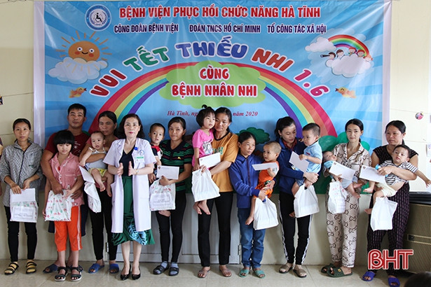 Tết thiếu nhi đến sớm với trẻ em kém may mắn ở Hà Tĩnh